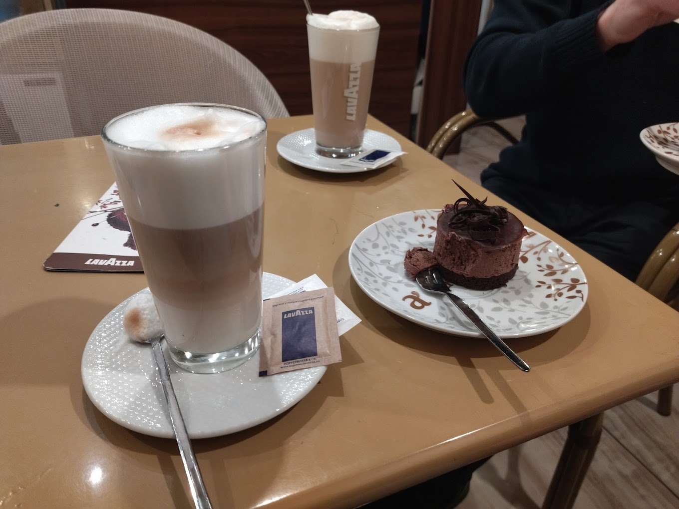Latte macchiato a čokoládový dort