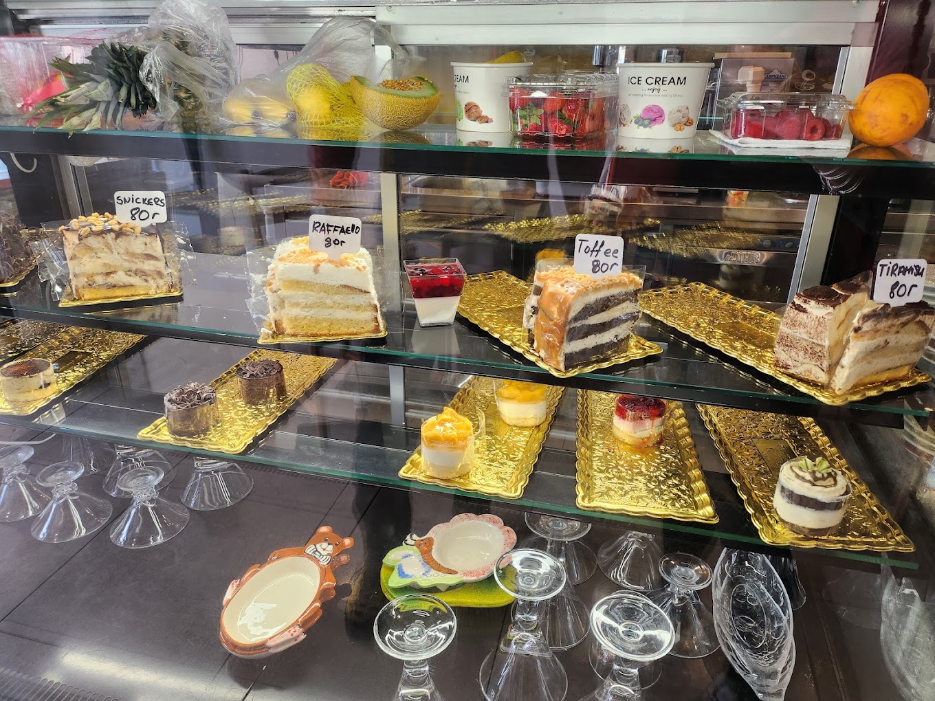Vitrína s dorty Snickers, Raffaello, Tiramisu