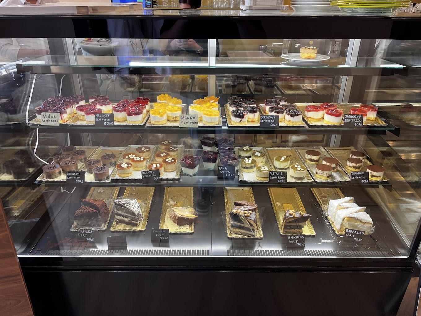 Vitrína se zákusky — semifreddo, tiramisu, dorty