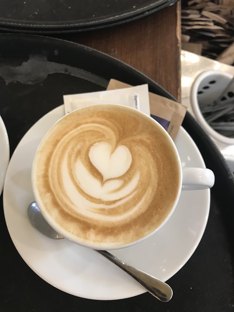 Cappuccino s latte art srdíčkem