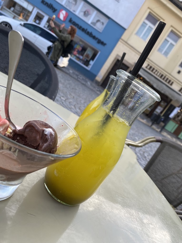 Zmrzlina a domácí limonáda na terase