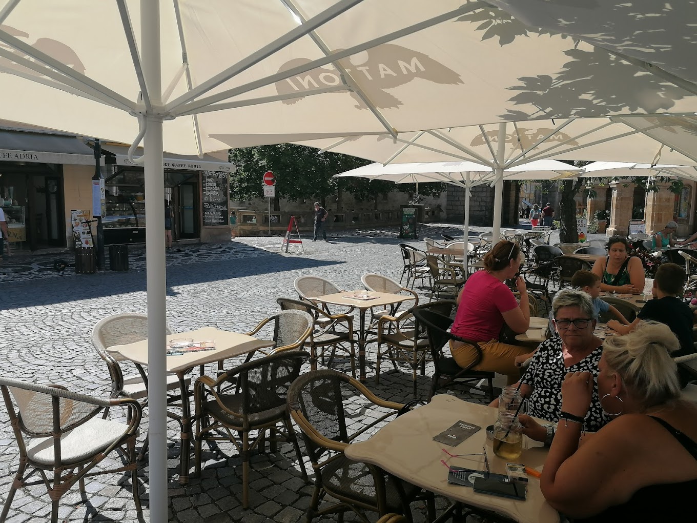 Venkovní posezení Ice Caffé Adria na náměstí