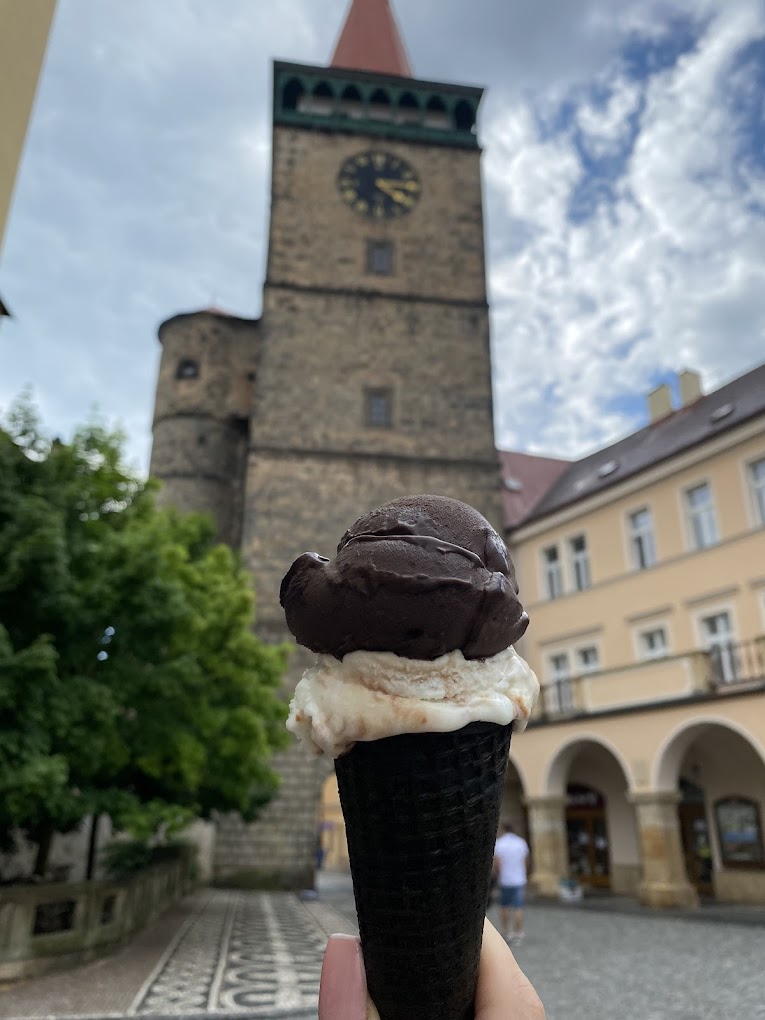 Kopeček zmrzliny před Valdickou bránou v Jičíně